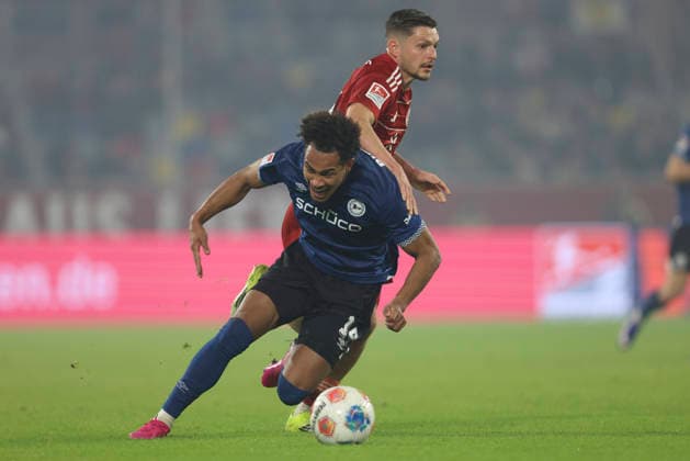 Monju Momuluh Arminia Bielefeld and Florent Muslija Fortuna Düsseldorf in a duel during the 2 Bundesliga match between Fortuna Düsseldorf and Arminia Bielefeld, Merkur Spiel Arena on January 16, 2026 in Düsseldorf, Germany, Germany Photo by Oliver Kaelke DeFodi Images Monju Momuluh Arminia Bielefeld and Florent Muslija Fortuna Düsseldorf battle for the ball during the 2 Bundesliga match between Fortuna Düsseldorf and Arminia Bielefeld at Merkur Spiel Arena on January 16, 2026 in Düsseldorf, Germany Photo by Oliver Kaelke DeFodi Images Photo by Oliver Kaelke DeFodi Images