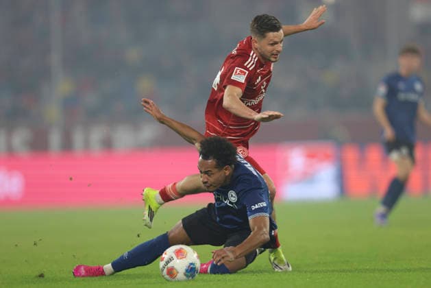 Monju Momuluh Arminia Bielefeld and Florent Muslija Fortuna Düsseldorf in a duel during the 2 Bundesliga match between Fortuna Düsseldorf and Arminia Bielefeld, Merkur Spiel Arena on January 16, 2026 in Düsseldorf, Germany, Germany Photo by Oliver Kaelke DeFodi Images Monju Momuluh Arminia Bielefeld and Florent Muslija Fortuna Düsseldorf battle for the ball during the 2 Bundesliga match between Fortuna Düsseldorf and Arminia Bielefeld at Merkur Spiel Arena on January 16, 2026 in Düsseldorf, Germany Photo by Oliver Kaelke DeFodi Images Photo by Oliver Kaelke DeFodi Images