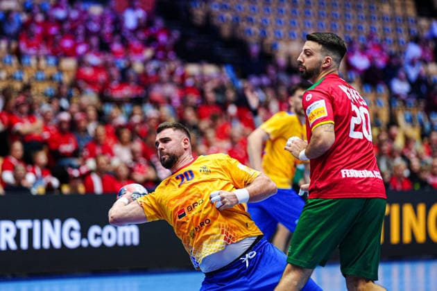 Throw Goal Andras Szasz Romania, 20 DEN, Portugal vs Romania, Handball, EHF European Championship 2026, Group B, Matchday 1, 16 01 2026 DEN, Portugal vs Romania, Handball, EHF European Championship 2026, Group B, Matchday 1, 16 01 2026 Herning Copyright: xEibner-Pressefoto MarcelxvonxFehrnx EP_MFN