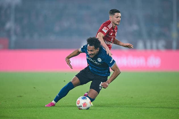 16 01 2026, Soccer, 2 Bundesliga, Matchday 18 Season 2025 2026, Fortuna Düsseldorf DSC Arminia Bielefeld, Monju Momuluh DSC Arminia Bielefeld , Florent Muslija Fortuna Düsseldorf xRHR PHOTO TKx Copyright: RHR-FOTOx RHR-FOTO TK