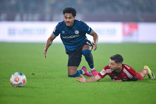 16 01 2026, Soccer, 2 Bundesliga, Matchday 18 Season 2025 2026, Fortuna Düsseldorf DSC Arminia Bielefeld, Monju Momuluh DSC Arminia Bielefeld , Florent Muslija Fortuna Düsseldorf xRHR PHOTO TKx Copyright: RHR-FOTOx RHR-FOTO TK