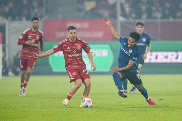 2 Soccer Bundesliga Fortuna Düsseldorf 1895 DSC Arminia Bielefeld 16 01 2026 duel Florent Muslija Fortuna Düsseldorf, 24 , Monju Thaddäus Momuluh DSC Arminia Bielefeld, 14 2 Soccer Bundesliga, Fortuna Düsseldorf 1895 DSC Arminia Bielefeld, Düsseldorf, Merkur Spiel Arena on 16 01 2026 DFL REGULATIONS PROHIBIT ANY USE OF PHOTOGRAPHS AS IMAGE SEQUENCES AND OR QUASI VIDEO Copyright: xBEAUTIFULxSPORTS Wunderlx