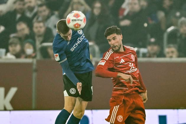 Header header duel Arne Sicker Bielefeld 17 Felix Nmecha Dortmund 8 16 01 2026 Soccer Fortuna Duesseldorf vs DSC Arminia Bielefeld, Merkur Spiel Arena, Duesseldorf, DFB DFL REGULATIONS PROHIBIT ANY USE OF PHOTOGRAPHS AS IMAGE SEQUENCES AND OR QUASI VIDE Copyright: xpepphotox xHorstxMauelshagenx pep00321, pep_20260116_hm_252980