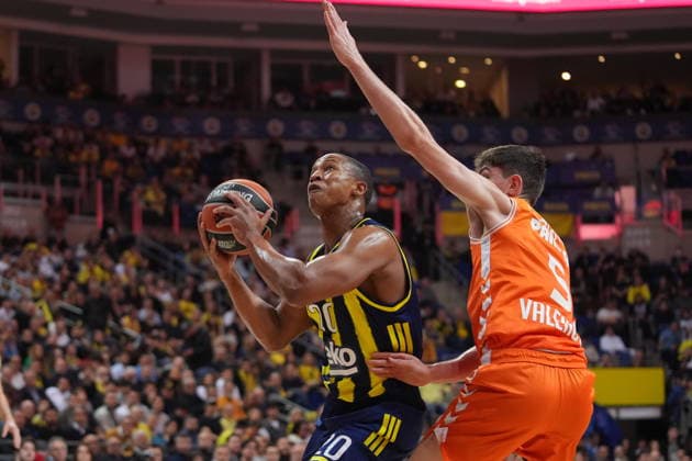 Fenerbahce Beko v Valencia Basket - EuroLeague ISTANBUL, TURKIYE - JANUARY 16: Devon Hall (20) of Fenerbahce Beko in action against Sergio De Larrea (5) of Valencia Basket during the EuroLeague week 22 basketball match between Fenerbahce Beko and Valencia Basket at Ulker Sports and Event Hall in Istanbul, Turkiye on January 16, 2026. Beyza Comert Anadolu Istanbul Turkey. Editorial use only. Please get in touch for any other usage.  Copyright: x2026xAnadoluxBeyzaxComertx