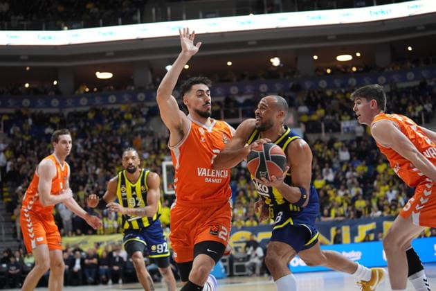 Fenerbahce Beko v Valencia Basket - EuroLeague ISTANBUL, TURKIYE - JANUARY 16: Talen Horton-Tucker (8) of Fenerbahce Beko in action against Josep Puerto (2) of Valencia Basket during the EuroLeague week 22 basketball match between Fenerbahce Beko and Valencia Basket at Ulker Sports and Event Hall in Istanbul, Turkiye on January 16, 2026. Beyza Comert Anadolu Istanbul Turkey. Editorial use only. Please get in touch for any other usage.  Copyright: x2026xAnadoluxBeyzaxComertx