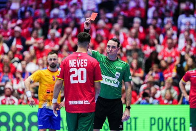Red card sending off Miguel Neves Portugal, 20 DEN, Portugal vs Romania, Handball, EHF European Championship 2026, Group B, Matchday 1, 16 01 2026 DEN, Portugal vs Romania, Handball, EHF European Championship 2026, Group B, Matchday 1, 16 01 2026 Herning Copyright: xEibner-Pressefoto MarcelxvonxFehrnx EP_MFN