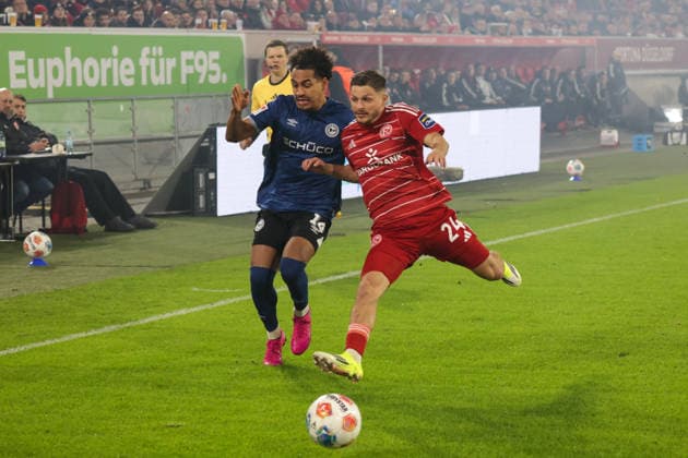 16 01 2026, xgrfx, Soccer 2 Bundesliga, Fortuna Duesseldorf Arminia Bielefeld v l Monju Momuluh Arminia Bielefeld , Florent Muslija Fortuna Düsseldorf DFL DFB REGULATIONS PROHIBIT ANY USE OF PHOTOGRAPHS as IMAGE SEQUENCES and or QUASI VIDEO Duesseldorf