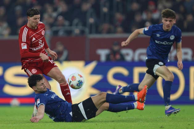Cedric Itten Fortuna Düsseldorf and Maximilian Bauer Arminia Bielefeld in a duel during the 2 Bundesliga match between Fortuna Düsseldorf and Arminia Bielefeld, Merkur Spiel Arena on January 16, 2026 in Düsseldorf, Germany, Germany Photo by Oliver Kaelke DeFodi Images Cedric Itten Fortuna Düsseldorf and Maximilian Bauer Arminia Bielefeld battle for the ball during the 2 Bundesliga match between Fortuna Düsseldorf and Arminia Bielefeld at Merkur Spiel Arena on January 16, 2026 in Düsseldorf, Germany Photo by Oliver Kaelke DeFodi Images Photo by Oliver Kaelke DeFodi Images