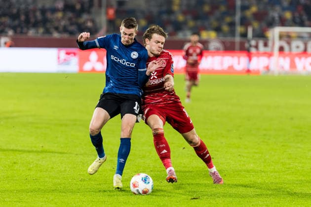 2 Soccer Bundesliga Fortuna Düsseldorf 1895 DSC Arminia Bielefeld 16 01 2026 duel Arne Sicker DSC Arminia Bielefeld, 17 , Chrstian Rasmussen Fortuna Düsseldorf, 10 2 Soccer Bundesliga, Fortuna Düsseldorf 1895 DSC Arminia Bielefeld, Düsseldorf, Merkur Spiel Arena on 16 01 2026 DFL REGULATIONS PROHIBIT ANY USE OF PHOTOGRAPHS AS IMAGE SEQUENCES AND OR QUASI VIDEO Copyright: xBEAUTIFULxSPORTS Wunderlx