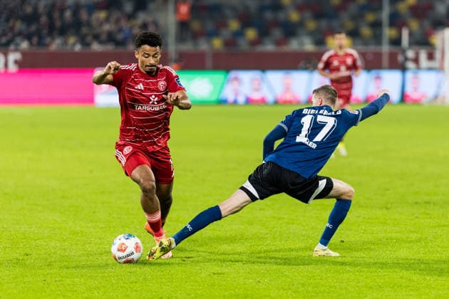 2 Soccer Bundesliga Fortuna Düsseldorf 1895 DSC Arminia Bielefeld 16 01 2026 duel Emmanuel Iyoha Fortuna Düsseldorf, 19 , Arne Sicker DSC Arminia Bielefeld, 17 2 Soccer Bundesliga, Fortuna Düsseldorf 1895 DSC Arminia Bielefeld, Düsseldorf, Merkur Spiel Arena on 16 01 2026 DFL REGULATIONS PROHIBIT ANY USE OF PHOTOGRAPHS AS IMAGE SEQUENCES AND OR QUASI VIDEO Copyright: xBEAUTIFULxSPORTS Wunderlx