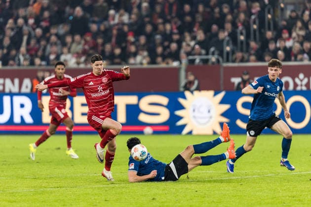 2 Soccer Bundesliga Fortuna Düsseldorf 1895 DSC Arminia Bielefeld 16 01 2026 duel Cedric Itten Fortuna Düsseldorf, 13 , Maximilian Bauer DSC Arminia Bielefeld, 5 2 Soccer Bundesliga, Fortuna Düsseldorf 1895 DSC Arminia Bielefeld, Düsseldorf, Merkur Spiel Arena on 16 01 2026 DFL REGULATIONS PROHIBIT ANY USE OF PHOTOGRAPHS AS IMAGE SEQUENCES AND OR QUASI VIDEO Copyright: xBEAUTIFULxSPORTS Wunderlx