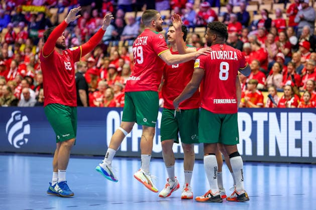 16 01 2026, Handball, Men s EHF EURO 2026, Portugal Romania, Jyske Bank Boxing in Herning, Denmark, Preliminary Round Final celebration Portugal after the victory against Romania Luis Diogo Sousa Frade Portugal 82 Martim Mota Costa Portugal 79 Rocha Nogueira Portugal 13 Victor Manuel Iturriza Alvarez Portugal 08 Denmark