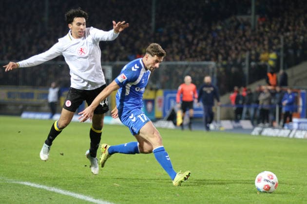 16 01 2026 Soccer Men 2025 2026 2 Bundesliga 18 Matchday Eintracht Braunschweig 1 FC Magdeburg Eintracht Stadion Braunschweig Alexander Nollenberger Magdeburg, 17, blue in duel with Johan Gomez Braunschweig, 44, white Braunschweig Lower Saxony Germany