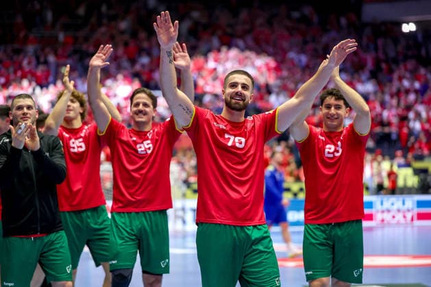16 01 2026, Handball, Men s EHF EURO 2026, Portugal Romania, Jyske Bank Boxing in Herning, Denmark, Preliminary Round Final celebration Portugal after the victory against Romania Antonio Antunes Baeta Rodrigues Areia Portugal 25 Martim Mota Costa Portugal 79 Diogo Ferraz Branquinho Portugal 23 Denmark