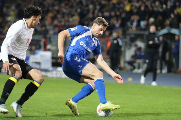 16 01 2026 Soccer Men 2025 2026 2 Bundesliga 18 Matchday Eintracht Braunschweig 1 FC Magdeburg Eintracht Stadion Braunschweig Alexander Nollenberger Magdeburg, 17, blue in duel with Johan Gomez Braunschweig, 44, white Braunschweig Lower Saxony Germany