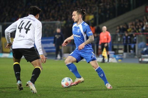 16 01 2026 Soccer Men 2025 2026 2 Bundesliga 18 Matchday Eintracht Braunschweig 1 FC Magdeburg Eintracht Stadion Braunschweig Baris Atik Magdeburg, 23, blue in duel with Johan Gomez Braunschweig, 44, white Braunschweig Lower Saxony Germany