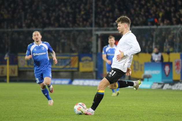 16 01 2026 Soccer Men 2025 2026 2 Bundesliga 18 Matchday Eintracht Braunschweig 1 FC Magdeburg Eintracht Stadion Braunschweig Kevin Ehlers Braunschweig, 21, white plays a pass Braunschweig Lower Saxony Germany