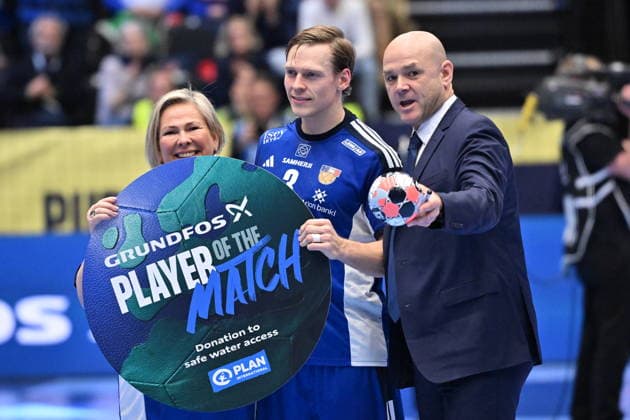 KRISTIANSTAD, SWEDEN 20260116 President of Iceland Halla Tomasdottir after with Player of the match Iceland s Janus Dadi Smarason after the 2026 EHF European Men s Handball Championship the EHF Euro 2026 match between Iceland and Italy at Kristianstad Arena, in Kristianstad, Sweden, on January 16, 2026 KRISTIANSTAD SWEDEN x50090x  Copyright: xJohanxNilsson TTx EHF EURO 2026 ICELAND-ITALY