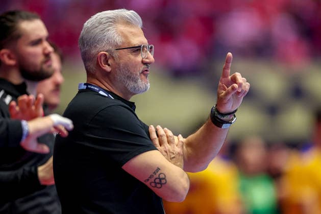 16 01 2026, Handball, Men s EHF EURO 2026, Portugal Romania, Jyske Bank Boxen in Herning, Denmark, Preliminary Round Headcoach George Ionut Buricea Romania hc gesticulating on the sidelines Denmark