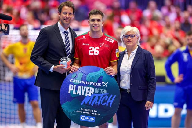 16 01 2026, Handball, Men s EHF EURO 2026, Portugal Romania, Jyske Bank Boxing in Herning, Denmark, Preliminary Round Player of the Match Award Award POM Francisco Mota Costa Portugal 26 Denmark