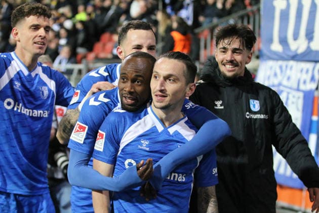 16 01 2026 Soccer Men 2025 2026 2 Bundesliga 18 Matchday Eintracht Braunschweig 1 FC Magdeburg Eintracht Stadion Braunschweig Goal celebration of FCM after the 2 0 Baris Atik Magdeburg, 23, blue is hugged by Silas Gnaka Magdeburg, 25, blue Braunschweig Lower Saxony Germany