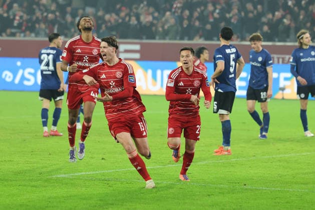 GER, 2 FBL Fortuna Duesseldorf vs Arminia Bielefeld 16 01 2026, Merkur Spiel Arena, Duesseldorf, GER, 2 FBL Fortuna Duesseldorf vs Arminia Bielefeld , pictured 1 0 for Duesseldorf by Cedric Itten Fortuna Duesseldorf 13 , goal celebration jubilation, with Matthias Zimmermann Fortuna Duesseldorf 25 , Shinta Appelkamp Fortuna Duesseldorf 23 , Elias Egouli Fortuna Duesseldorf 44 , nordphotoxGmbHx xMeuter nph00351