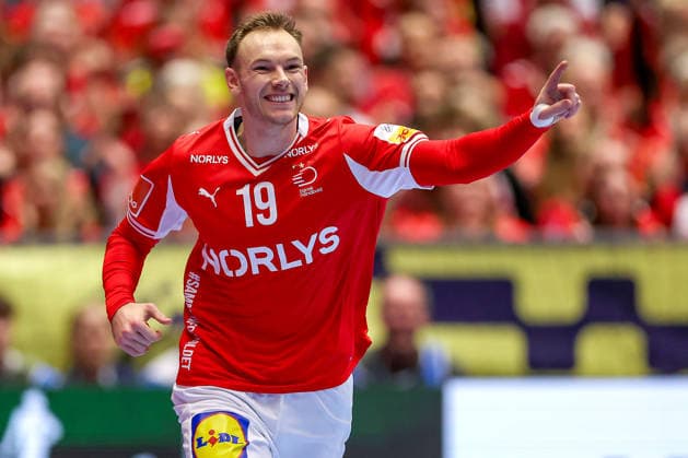 16 01 2026, Handball, Men s EHF EURO 2026, Denmark North Macedonia, Jyske Bank Boxing in Herning, Denmark, Preliminary Round Mathias Gidsel Denmark 19 cheering Denmark