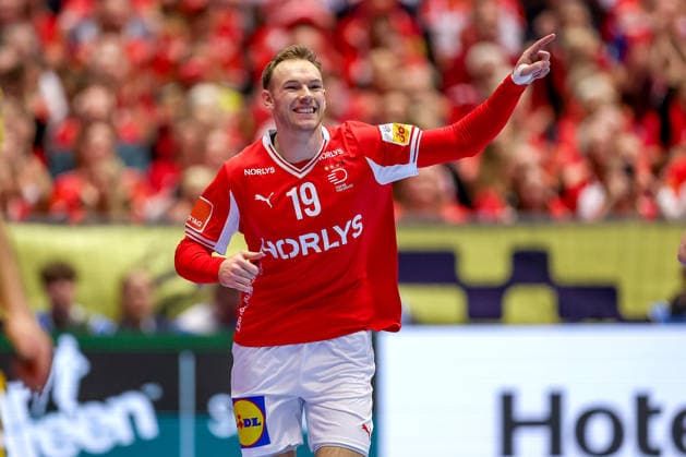16 01 2026, Handball, Men s EHF EURO 2026, Denmark North Macedonia, Jyske Bank Boxing in Herning, Denmark, Preliminary Round Mathias Gidsel Denmark 19 cheering Denmark