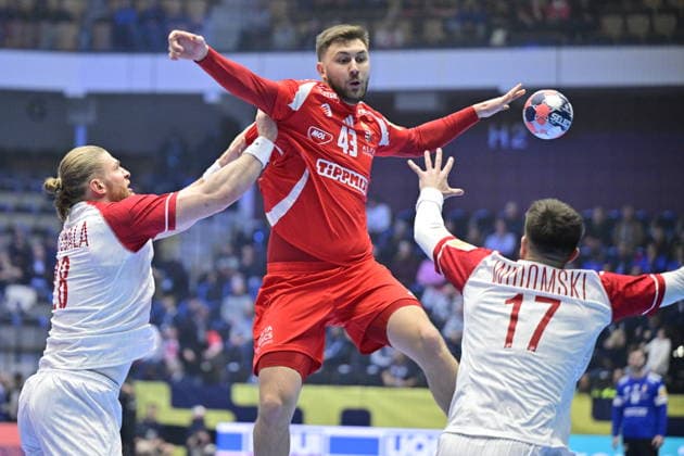 KRISTIANSTAD, SWEDEN 20260116 Hungary s Zoran Ilic against Poland s Maciej Gebala and Andrzej Widomski during the 2026 EHF European Men s Handball Championship the EHF Euro 2026 match between Hungary and Poland at Kristianstad Arena, in Kristianstad, Sweden, on January 16, 2026 KRISTIANSTAD SWEDEN x50090x  Copyright: xJohanxNilsson TTx EHF EURO 2026 HUNGARY-POLAND