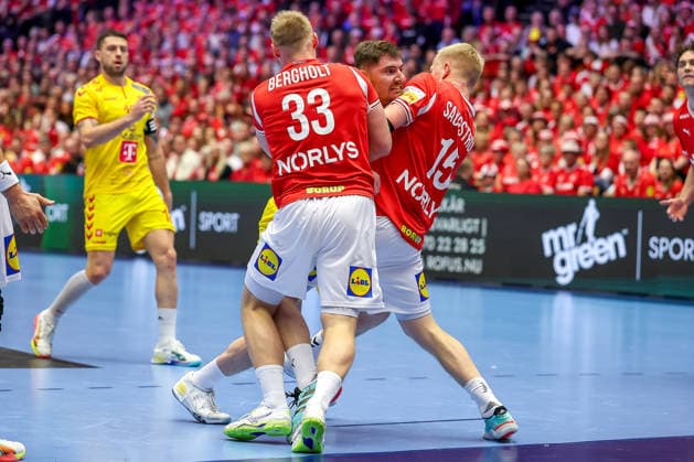 16 01 2026, Handball, Men s EHF EURO 2026, Denmark North Macedonia, Jyske Bank Boxing in Herning, Denmark, Preliminary Round Emil Siersbaek Bergholt Denmark 33 and Magnus Saugstrup Jensen Denmark 15 defend effectively at the circle Denmark