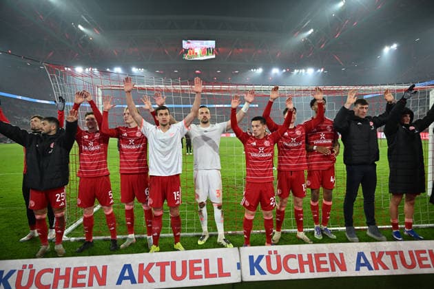 GER, 2 FBL Fortuna Duesseldorf vs Arminia Bielefeld 16 01 2026, Merkur Spiel Arena, Duesseldorf, GER, 2 FBL Fortuna Duesseldorf vs Arminia Bielefeld , in the picture the Duesseldorfers stand in front of the curve and are happy about the victory after the game, say goodbye to the fans and spectators with a dance, Florian Kastenmeier Fortuna Duesseldorf 33 , Tim Oberdorf Fortuna Duesseldorf 15 , Tim Breithaupt Fortuna Duesseldorf 6 , Moritz Heyer Fortuna Duesseldorf 5 , Matthias Zimmermann Fortuna Duesseldorf 25 , Cedric Itten Fortuna Duesseldorf 13 , Elias Egouli Fortuna Duesseldorf 44 , nordphotoxGmbHx xMeuter nph00351