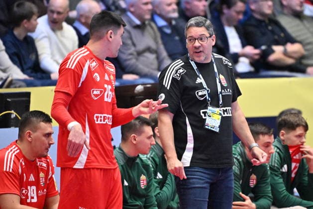 KRISTIANSTAD, SWEDEN 20260116 Hungary s coach JosÃ Rodriguez in discussion with Pedro Rodriguez during the 2026 EHF European Men s Handball Championship the EHF Euro 2026 match between Hungary and Poland at Kristianstad Arena, in Kristianstad, Sweden, on January 16, 2026 KRISTIANSTAD SWEDEN x50090x  Copyright: xJohanxNilsson TTx EHF EURO 2026 HUNGARY-POLAND