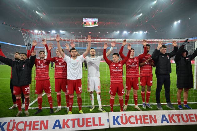 GER, 2 FBL Fortuna Duesseldorf vs Arminia Bielefeld 16 01 2026, Merkur Spiel Arena, Duesseldorf, GER, 2 FBL Fortuna Duesseldorf vs Arminia Bielefeld , in the picture the Duesseldorfers stand in front of the curve and are happy about the victory after the game, say goodbye to the fans and spectators with a dance, Florian Kastenmeier Fortuna Duesseldorf 33 , Tim Oberdorf Fortuna Duesseldorf 15 , Tim Breithaupt Fortuna Duesseldorf 6 , Moritz Heyer Fortuna Duesseldorf 5 , Matthias Zimmermann Fortuna Duesseldorf 25 , Cedric Itten Fortuna Duesseldorf 13 , Elias Egouli Fortuna Duesseldorf 44 , Shinta Appelkamp Fortuna Duesseldorf 23 , nordphotoxGmbHx xMeuter nph00351
