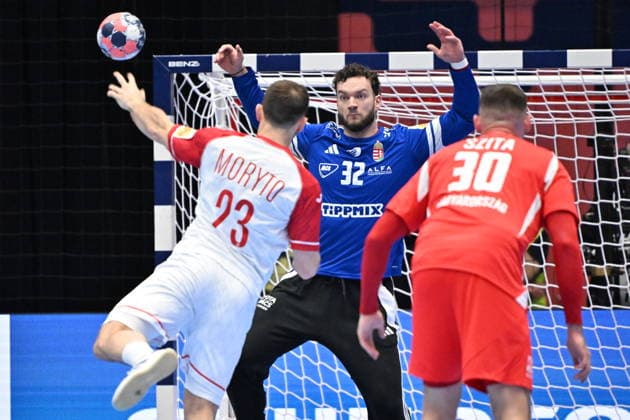 KRISTIANSTAD, SWEDEN 20260116 Hungary s goal keeper Kristof Palasics saves a penalty during the 2026 EHF European Men s Handball Championship the EHF Euro 2026 match between Hungary and Poland at Kristianstad Arena, in Kristianstad, Sweden, on January 16, 2026 KRISTIANSTAD SWEDEN x50090x  Copyright: xJohanxNilsson TTx EHF EURO 2026 HUNGARY-POLAND
