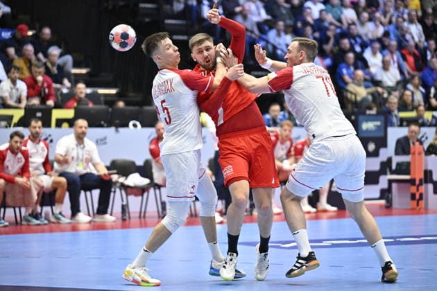 KRISTIANSTAD, SWEDEN 20260116 Hungary s Zoran Ilic against Poland s Michal Olejniczak and Wiktor Jankowski during the 2026 EHF European Men s Handball Championship the EHF Euro 2026 match between Hungary and Poland at Kristianstad Arena, in Kristianstad, Sweden, on January 16, 2026 KRISTIANSTAD SWEDEN x50090x  Copyright: xJohanxNilsson TTx EHF EURO 2026 HUNGARY-POLAND