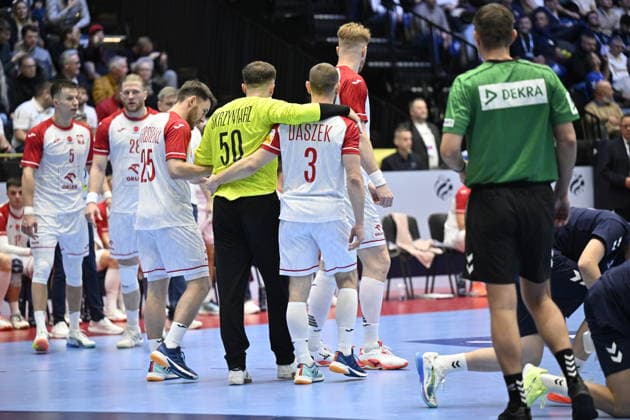 KRISTIANSTAD, SWEDEN 20260116 Poland s goal keeper Jakub Skrzyniarz is injured during the 2026 EHF European Men s Handball Championship the EHF Euro 2026 match between Hungary and Poland at Kristianstad Arena, in Kristianstad, Sweden, on January 16, 2026 KRISTIANSTAD SWEDEN x50090x  Copyright: xJohanxNilsson TTx EHF EURO 2026 HUNGARY-POLAND