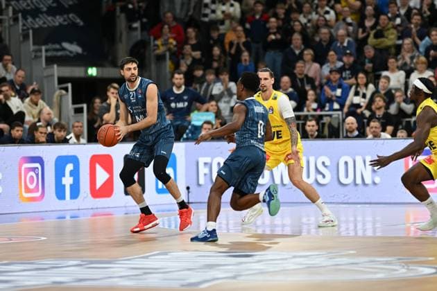 Game action with Mateo Seric 21 MLP Academics Heidelberg and DJ Horne 0 MLP Academics Heidelberg in front of James Woodard 10 EWE Baskets Oldenburg and Dakarai Tucker 7 EWE Baskets Oldenburg Mateo Seric 21 MLP Academics Heidelberg with ball in action Copyright: xMichaelxGelhardtx
