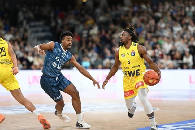 Playing action with Christopher Clemons 3 EWE Baskets Oldenburg and Eric Reed Jr 43 MLP Academics Heidelberg Christopher Clemons 3 EWE Baskets Oldenburg with ball, Eric Reed Jr 43 MLP Academics Heidelberg defending Copyright: xMichaelxGelhardtx