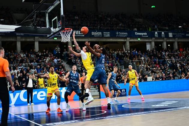 Playing action with Ryan Mikesell 33 MLP Academics Heidelberg and Nicholas Tischler 11 EWE Baskets Oldenburg near the basket Playing action with Ryan Mikesell 33 MLP Academics Heidelberg and Nicholas Tischler 11 EWE Baskets Oldenburg Copyright: xMichaelxGelhardtx