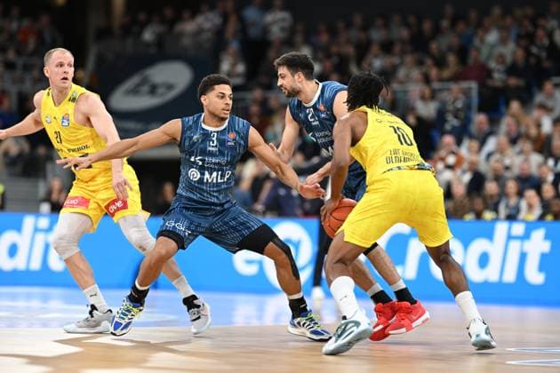 Scene with Seth Hinrichs 21 EWE Baskets Oldenburg , Mateo Seric 21 MLP Academics Heidelberg and Kevin McClain 3 MLP Academics Heidelberg in action Game action with Seth Hinrichs 21 EWE Baskets Oldenburg and Kevin McClain 3 MLP Academics Heidelberg Copyright: xMichaelxGelhardtx