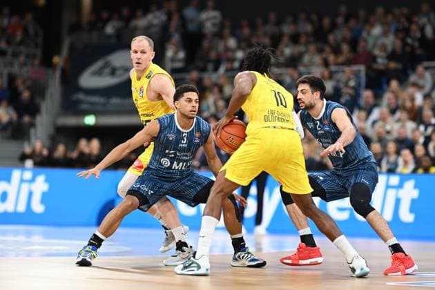 Scene with Mateo Seric 21 MLP Academics Heidelberg , Kevin McClain 3 MLP Academics Heidelberg and Seth Hinrichs 21 EWE Baskets Oldenburg in action Game action with Kevin McClain 3 MLP Academics Heidelberg and Seth Hinrichs 21 EWE Baskets Oldenburg Copyright: xMichaelxGelhardtx