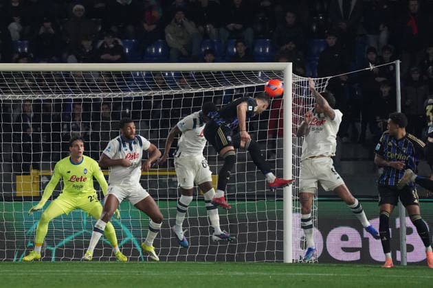 Pisa s Juan Quadrado Makes an attempt to score....During the Serie A soccer match between Pisa and Atalanta at the Cetilar Arena Romeo Anconetani Stadium in Pisa; Center West Italy; Tuesday January 16; 2026 ; Soccer  Copyright: x AlessandroxLaxRoccax