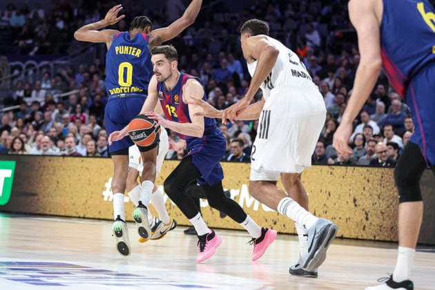 January 16, 2026, Madrid, Madrid, Spain: Tomas Satoransky of FC Barcelona, Barca and Walter Tavares of Real Madrid in action during the Turkish Airlines EuroLeague Regular Season Round 22 match between Real Madrid and FC Barcelona at Movistar Arena on January 16 2026, in Madrid, Spain. Madrid Spain - ZUMAa181 20260116_zaa_a181_091 Copyright: xIrinaxR.xHipolitox