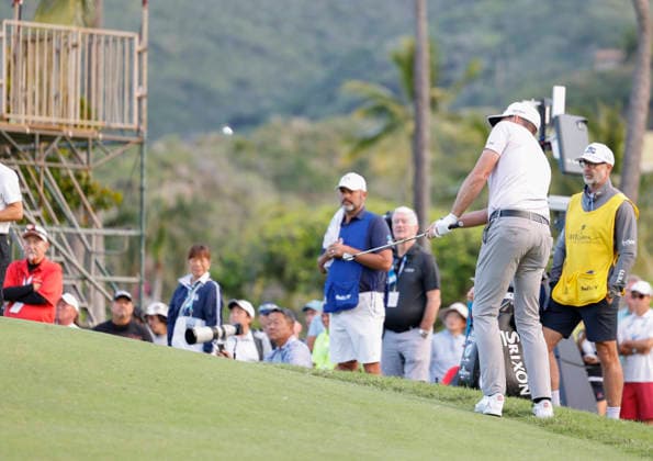 January 16, 2026, Honolulu, Hawaii, USA: KEEGAN BRADLEY makes a chip shot on the 10th green during Round 2 of the 2026 Sony Open in Honolulu, Hawaii on January 16, 2026. Honolulu USA - ZUMAm310 20260116_zsp_m310_006 Copyright: xElliotxMilesx