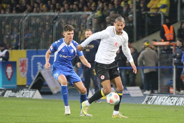 16 01 2026 Soccer Men 2025 2026 2 Bundesliga 18 Matchday Eintracht Braunschweig 1 FC Magdeburg Eintracht Stadion Braunschweig Sidi Sane Braunschweig, 24, white is in front of Tobias Müller Magdeburg, 5, blue on the ball Braunschweig Lower Saxony Germany