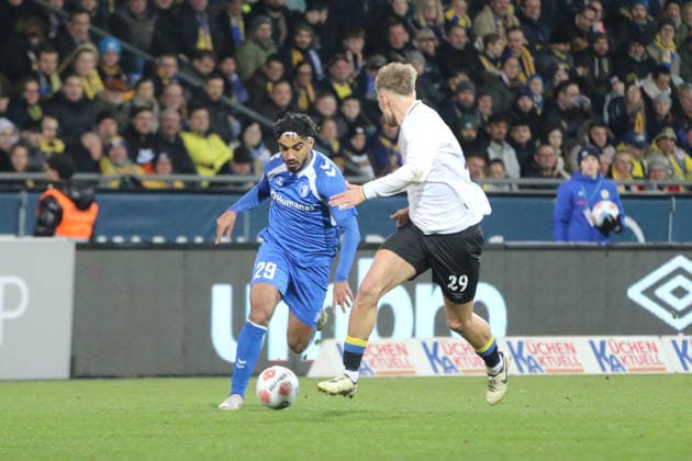 16 01 2026 Soccer Men 2025 2026 2 Bundesliga 18 Matchday Eintracht Braunschweig 1 FC Magdeburg Eintracht Stadion Braunschweig Rayan Ghrieb Magdeburg, 29, blue in duel with Lukas Frenkert Braunschweig, 29, white Braunschweig Lower Saxony Germany