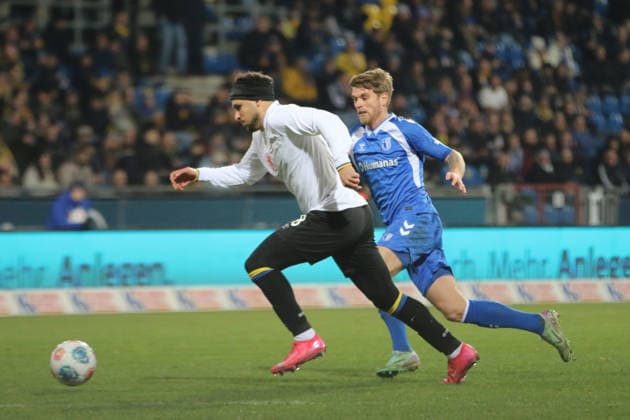 16 01 2026 Soccer Men 2025 2026 2 Bundesliga 18 Matchday Eintracht Braunschweig 1 FC Magdeburg Eintracht Stadion Braunschweig Anas Bakhat Braunschweig, 18, white in running duel with Marcus Mathisen Magdeburg, 16, blue Braunschweig Lower Saxony Germany