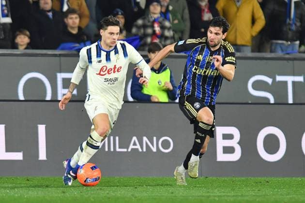 Nikola Krstovic (Atalanta) Arturo Calabresi (Pisa) during Pisa SC vs Atalanta BC, Italian soccer Serie A match in Pisa, Italy, January 16 2026  Copyright: xGabrielexMasotti IPAxSportx xipa-agency.netx xx IPA_70148780 IPA_Agency_IPA70148780