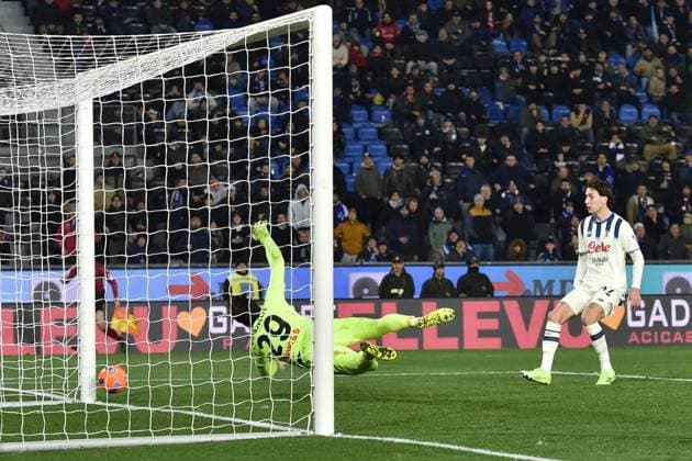 CALCIO - Serie A - Pisa SC vs Atalanta BC Rafiu Adekunle Durosinmi (Pisa) scores 1-1, Marco Carnesecchi (Atalanta) doesn t save during Pisa SC vs Atalanta BC, Italian soccer Serie A match in Pisa, Italy, January 16 2026 Pisa Italy  Copyright: xIPAxSport ABACAx