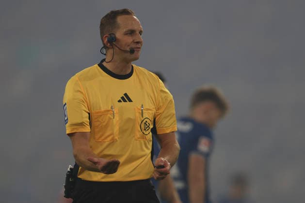 Referee Sören Storks gestures, gestures during the 2 Bundesliga match between Fortuna Düsseldorf and Arminia Bielefeld, Merkur Spiel Arena on January 16, 2026 in Düsseldorf, Germany Photo by Oliver Kaelke DeFodi Images Referee Sören Storks gestures during the 2 Bundesliga match between Fortuna Düsseldorf and Arminia Bielefeld at Merkur Spiel Arena on January 16, 2026 in Düsseldorf, Germany Photo by Oliver Kaelke DeFodi Images Photo by Oliver Kaelke DeFodi Images